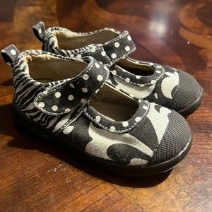 Madie Jane size 22 (size 6 toddler) shoes. Brown and cream. EUC.
